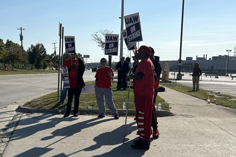picketers outside the Ford Michigan Assembly Plant