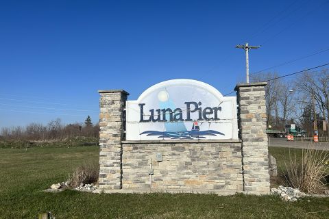 Luna Pier sign