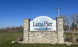 Luna Pier sign