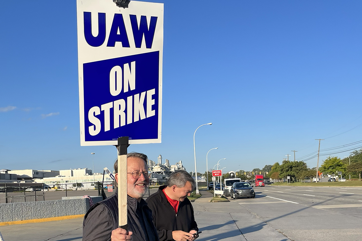 Sen. Peters with UAW sign