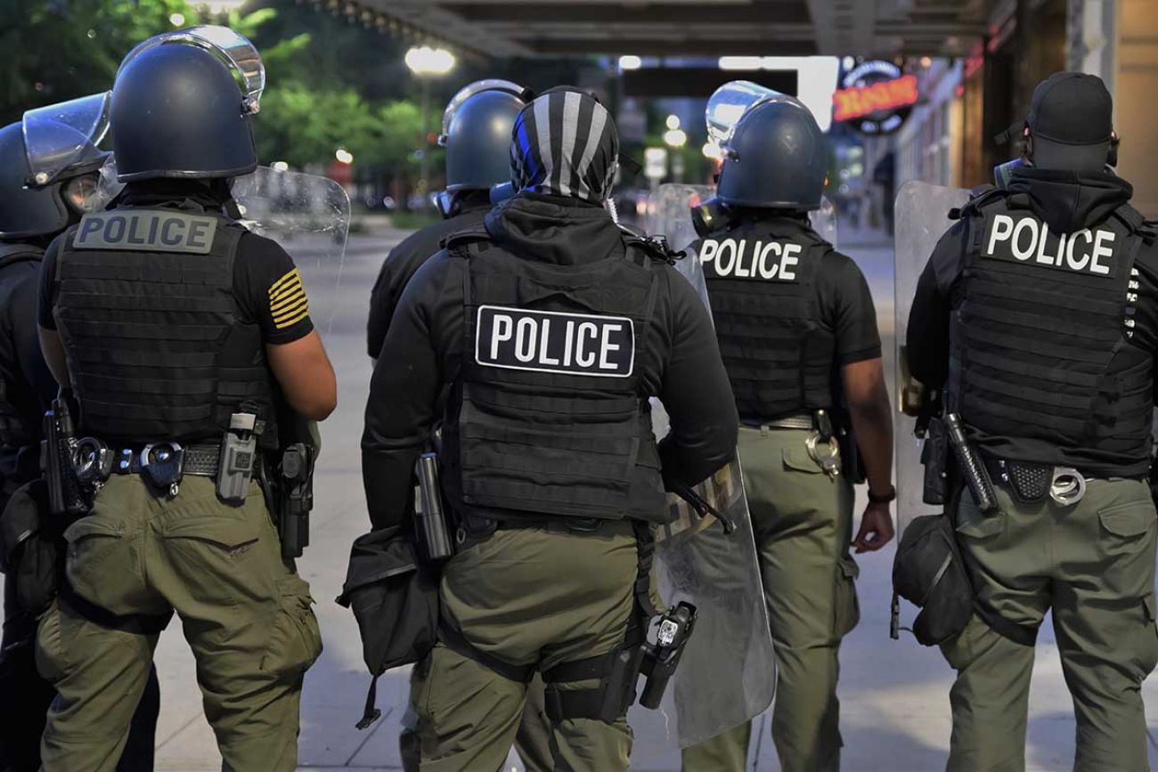 DOCUMENTOS, POR FAVOR! Contraband Police