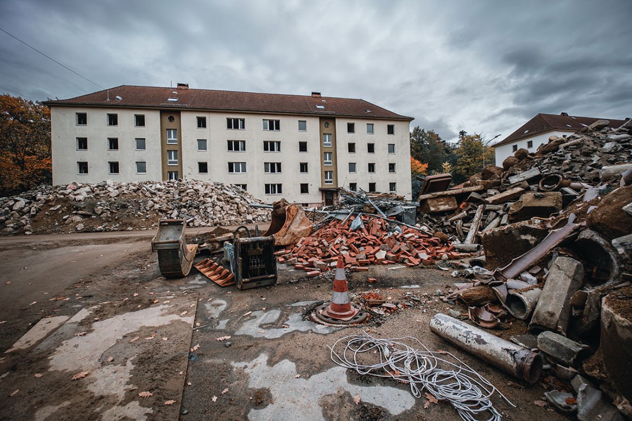 An abandoned school after earthquake with debris surrounded it 