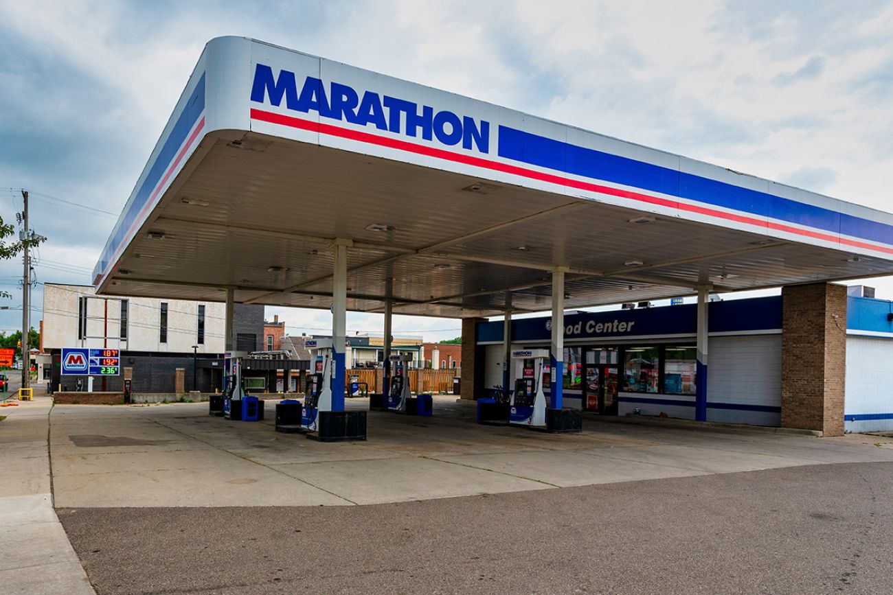 xterior view of the Marathon gas station business in Grand Ledge, MI 