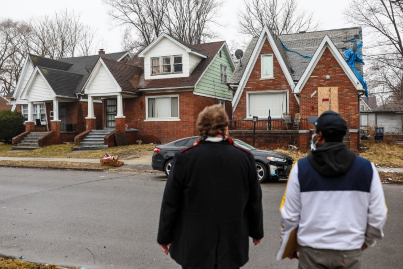 Two people walk toward a house