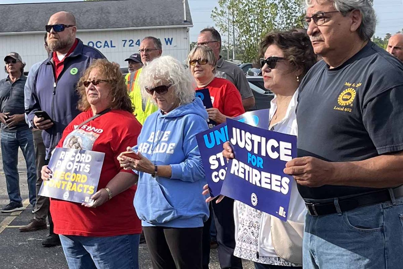 GM workers become first of Detroit Three automakers to approve labour deal  with UAW - The Globe and Mail