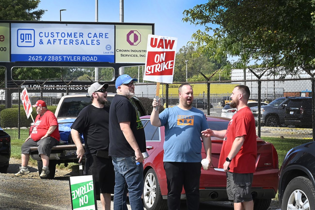 people holding pro UAW signs
