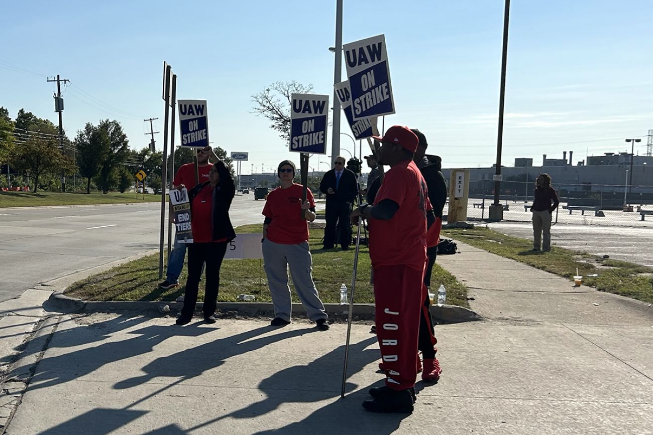 picketers outside the Ford Michigan Assembly Plant