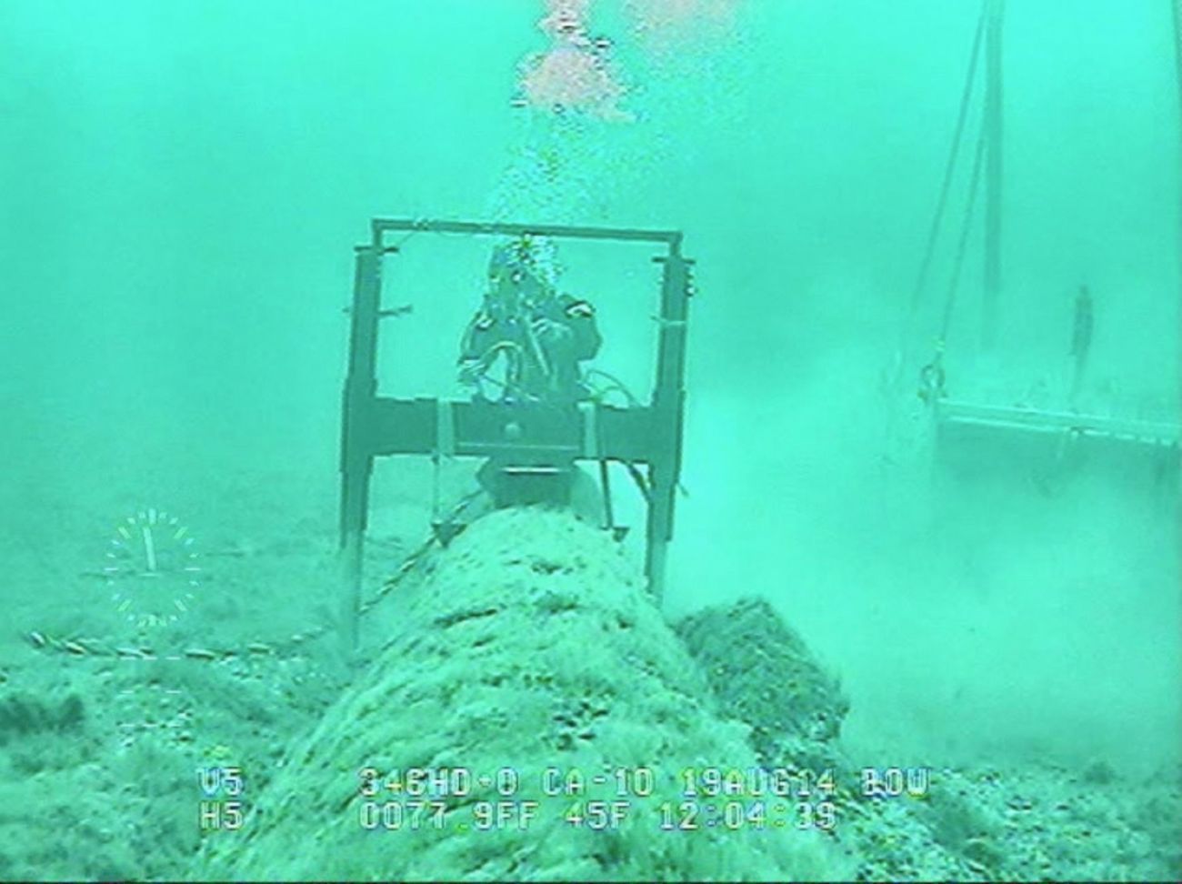 diver looking at Line 5 pipeline 