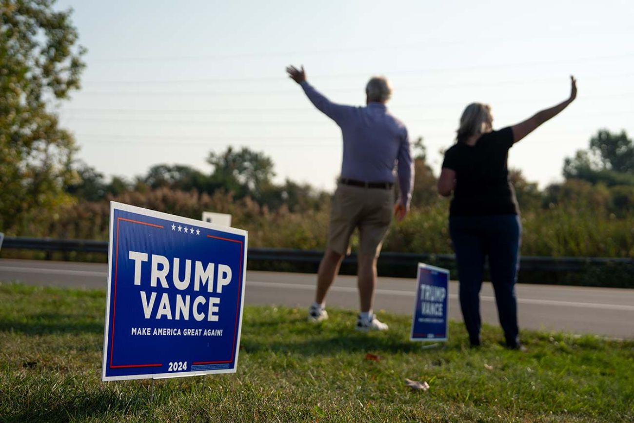 Trump Vance signs outside
