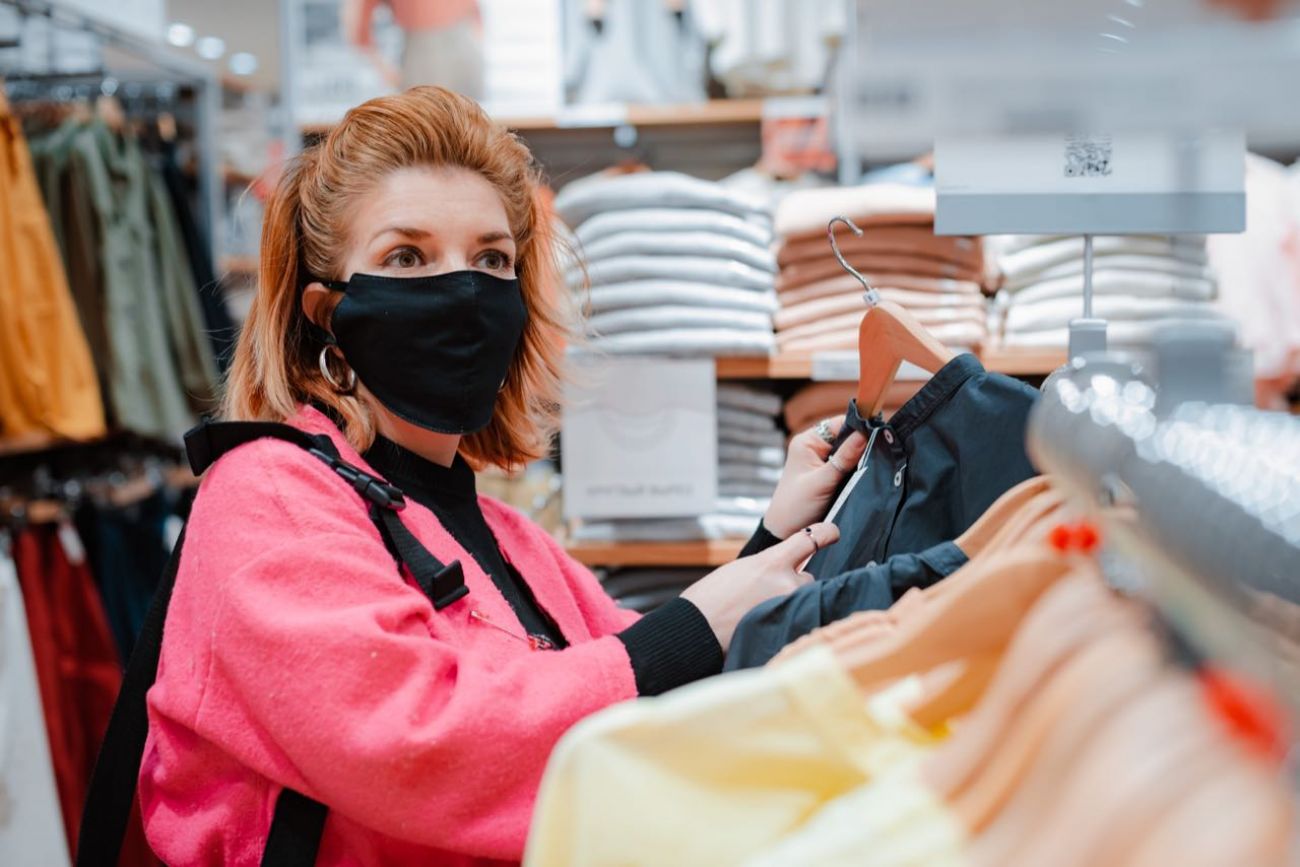 Retail worker in a mask