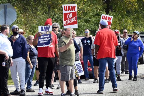 people on strike supporting the UAW at Willow Run Airport in Michigan