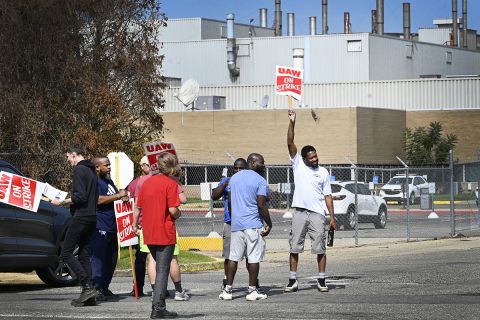 uaw workers striking