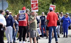 people on strike supporting the UAW at Willow Run Airport in Michigan