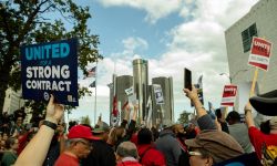 people holding signs supporting thew UAW in Detroit