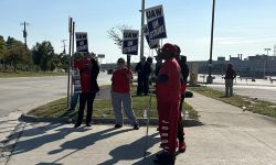 picketers outside the Ford Michigan Assembly Plant