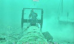 diver looking at Line 5 pipeline 