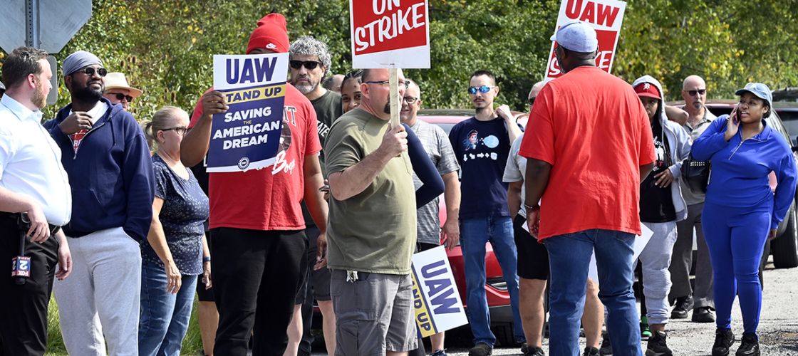 people on strike supporting the UAW at Willow Run Airport in Michigan