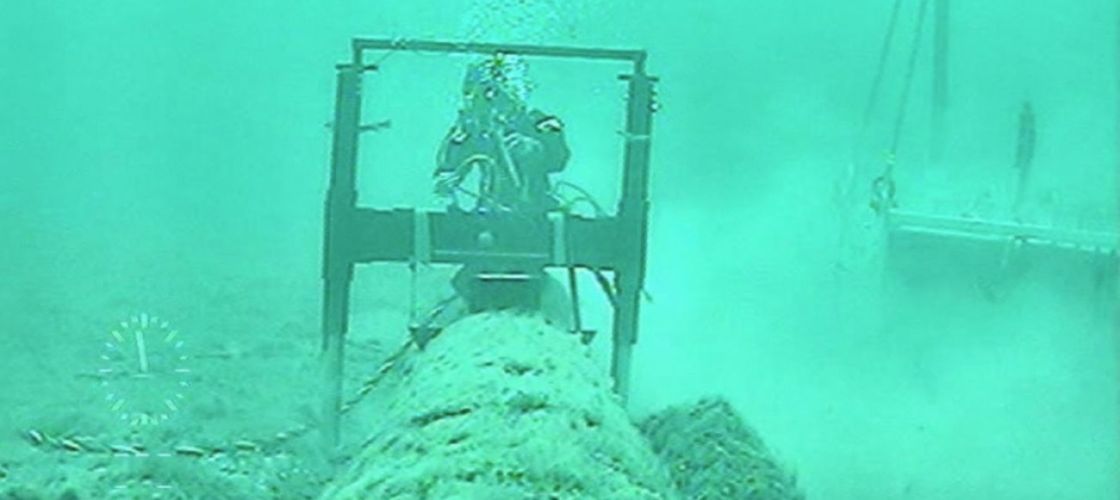 diver looking at Line 5 pipeline 